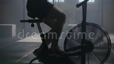 在健身自行车上做<strong>剧烈运动</strong>的人。 健身男子使用空气自行车进行健身<strong>运动</strong>